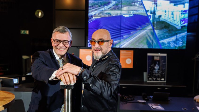 Staatsminister Dr. Florian Herrmann (links) und Jochen Schweizer (rechts) er&ouml;ffnen den Solarpark der Jochen Schweizer Arena GmbH in Taufkirchen.