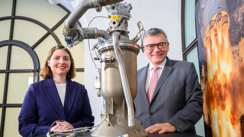 Staatsminister Dr. Florian Herrmann (rechts) empfängt die Vizepräsidentin Defense & Government Programs bei Isar Aerospace, Andronike Amponsah (links), in der Staatskanzlei.