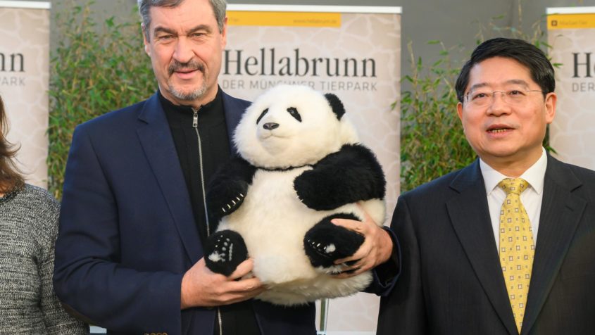 Ministerpr&auml;sident Dr. Markus S&ouml;der (links) und der chinesische Botschafter Hongbo Deng (rechts) im Tierpark Hellabrunn in M&uuml;nchen.
