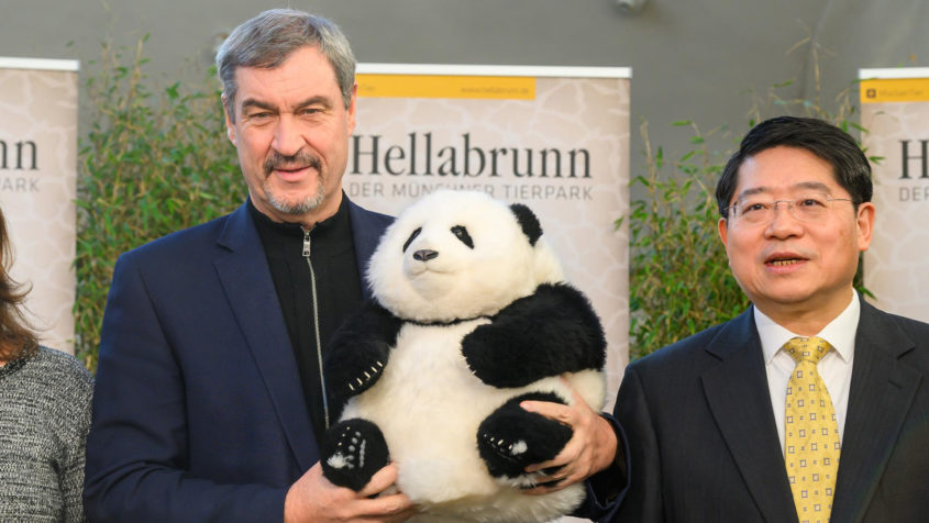 Ministerpr%C3%A4sident+Dr.+Markus+S%C3%B6der+%28links%29+und+der+chinesische+Botschafter+Hongbo+Deng+%28rechts%29+im+Tierpark+Hellabrunn+in+M%C3%BCnchen.