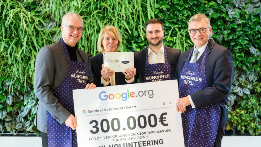 Übergabe einer Spende von Google.org an die Münchner Tafel in der Staatskanzlei (v.l.n.r.): Dr. Wieland Holfelder (Leiter Entwicklung bei Google Deutschland), Hannelore Kiethe (Vorsitzende und Gründerin der Münchner Tafel), Vangelis Parasidis (Öffentlichkeitsarbeit und Förderungen bei Google.org) und Staatsminister Dr. Florian Herrmann.