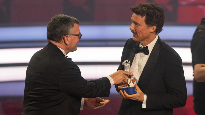Medienminister Dr. Florian Herrmann (links) und Schauspieler Florian David Fitz (rechts) w&auml;hrend des 47. Bayerischen Filmpreises.