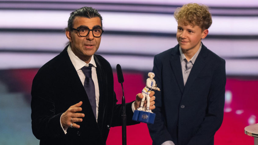 Regisseur Fatih Akin (links) mit "Amrum"-Hauptdarsteller Jasper Billerbeck (rechts). Der Film &bdquo;Amrum&ldquo; gewann in der Kategorie "Bester Film".