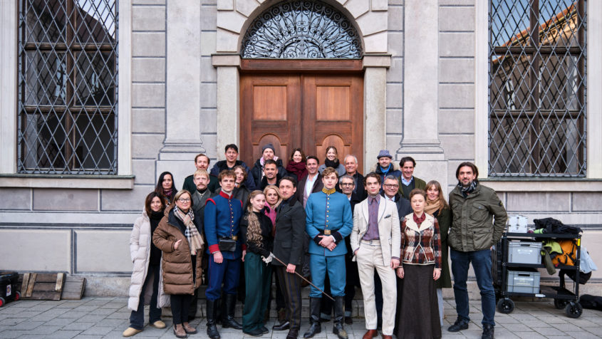 Medienminister Dr. Florian Herrmann: "Ein Teil der Serie konnte an Originalschaupl&auml;tzen wie der M&uuml;nchner Residenz gedreht werden. Bayern ist ein starker Filmstandort und die T&uuml;ren stehen Filmschaffenden hier immer offen." &copy; W&B Television/ARD Degeto Film/BR/ServusTV/SRF/Leander Wiegemann