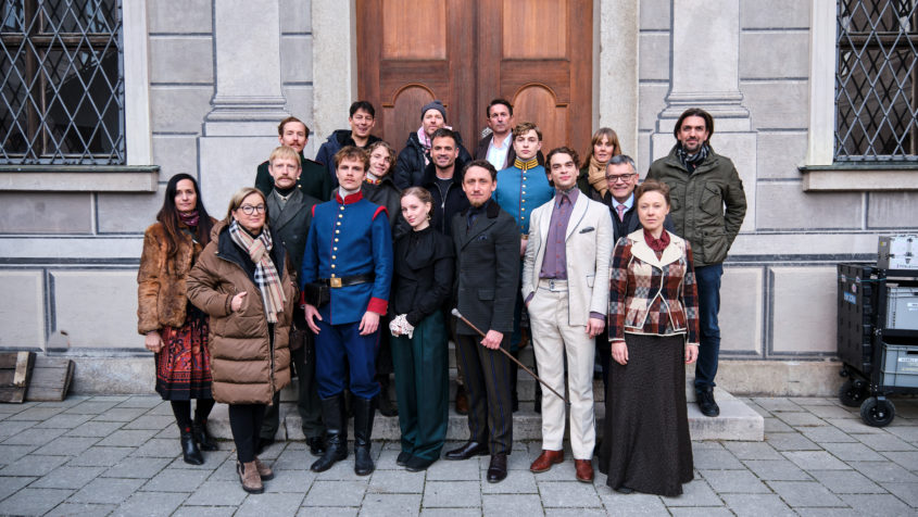 Gruppenbild mit der Gesch&auml;ftsf&uuml;hrerin der FilmFernsehFonds Bayern GmbH, Dorothee Erpenstein, Medienminister Dr. Florian Herrmann und den Darstellern der Serie "Ludwig II.0". &copy; W&B Television/ARD Degeto Film/BR/ServusTV/SRF/Leander Wiegemann