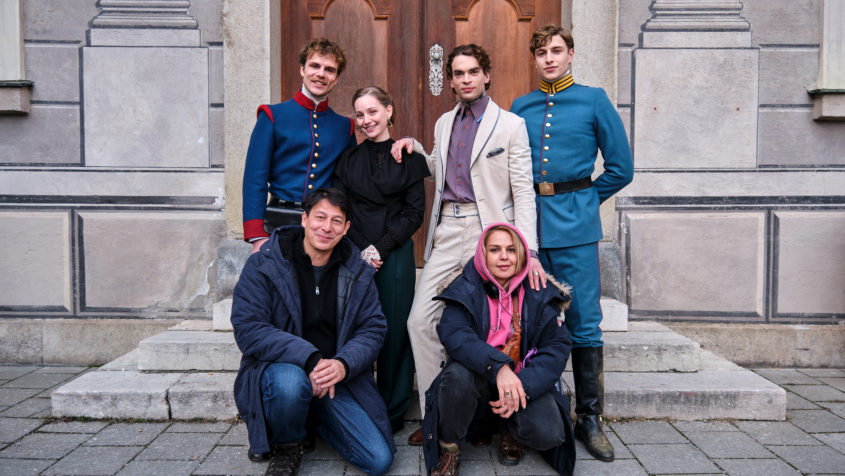 Medienminister Dr. Florian Herrmann besucht die Dreharbeiten zur Serie "Ludwig II.0". &copy; W&B Television/ARD Degeto Film/BR/ServusTV/SRF/Leander Wiegemann