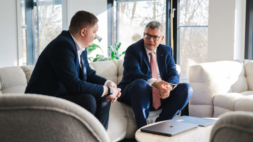Der Gr&uuml;nder und Gesch&auml;ftsf&uuml;hrer der Cosmema GmbH, Johannes Vollnhals (links), im Gespr&auml;ch mit Staatsminister Dr. Florian Herrmann (rechts). &copy; Cosmema GmbH