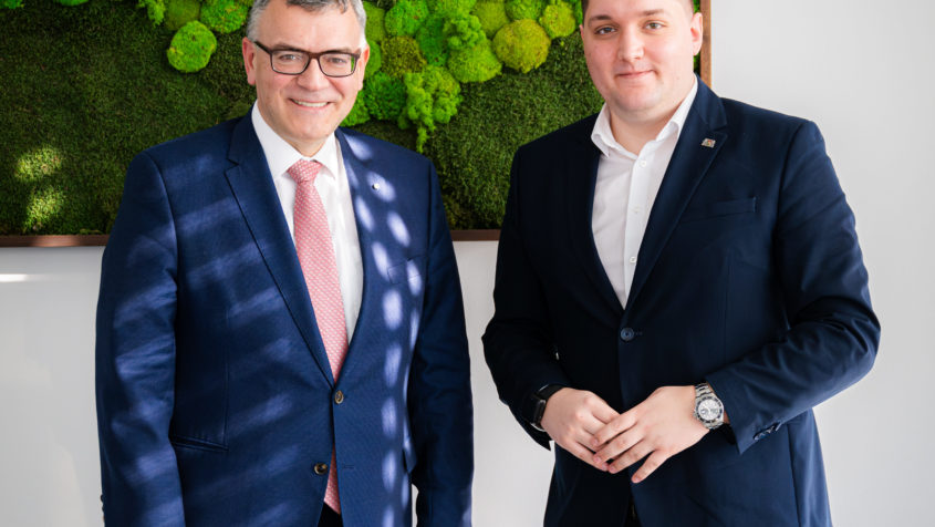 Besuch der Cosmema GmbH in Gaimersheim: Staatsminister Dr. Florian Herrmann (links) wird von Gr&uuml;nder und Gesch&auml;ftsf&uuml;hrer Johannes Vollnhals (rechts) empfangen. &copy; Cosmema GmbH
