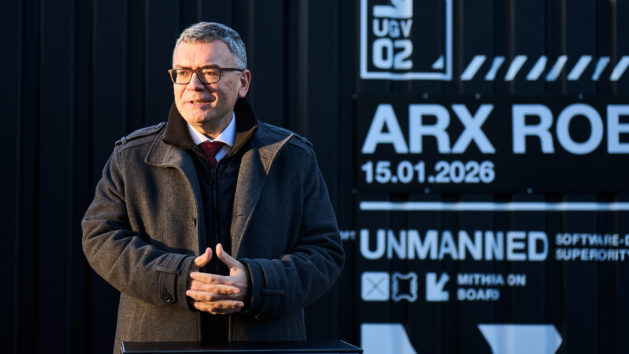 Staatsminister Dr. Florian Herrmann besucht die ARX Robotics GmbH in Oberding. © ARX Robotics GmbH