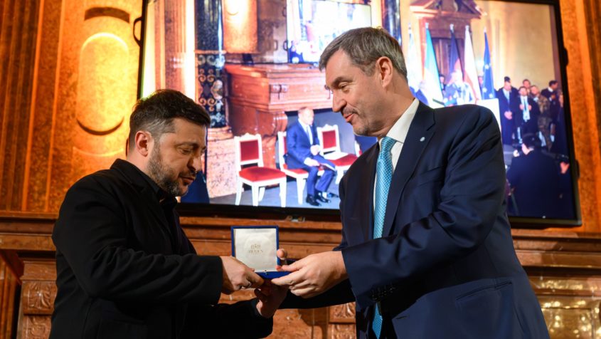 20260214-MSC-State-Dinner-007_169 Verleihung des Ewald-von-Kleist-Preises an das tapfere Volk der Ukraine: Der ukrainische Präsident der Ukraine, Wolodymyr Selenskyj (links), nimmt den Preis von Ministerpräsident Dr. Markus Söder (rechts) entgegen.