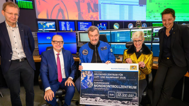 Ministerpräsident Dr. Markus Söder (2. von links) überreicht einen Förderbescheid für den Neubau des „Human Exploration Control Center“ (HECC) an das Deutsche Zentrum für Luft- und Raumfahrt (DLR) zur weiteren Stärkung der Raumfahrt.