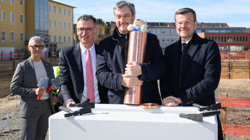Ministerpr&auml;sident Dr. Markus S&ouml;der, Bildmitte, mit Prof. Dr. Achim Joswig, Vorstandsvorsitzender des Klinikums N&uuml;rnberg, 2. von links im Bild, und N&uuml;rnbergs Oberb&uuml;rgermeister Marcus K&ouml;nig, rechts im Bild, bei der Grundsteinlegung des neuen Zentrums f&uuml;r seelische Gesundheit am Klinikum N&uuml;rnberg.