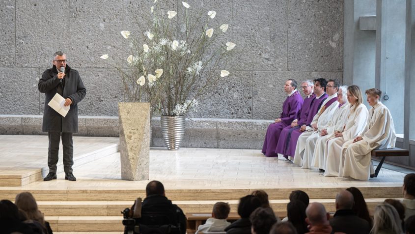 Staatsminister Dr. Florian Herrmann bei der Wiedereröffnung der Kirche St. Thomas Morus in München.