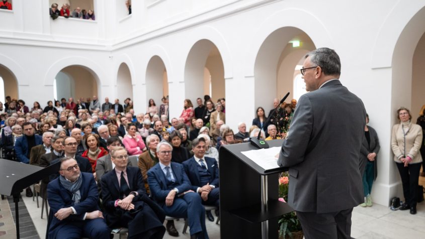 Staatsminister Dr. Florian Herrmann hält eine Rede bei der Ausstellungseröffnung „Himmlisches Wiedersehen. Von Ludwig I. zum Blauen Reiter“.