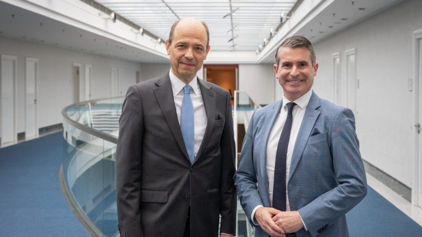 Europaminister Eric Beißwenger (rechts) empfängt den Botschafter der Republik Österreich, Dr. Alexander Marschik (links), in der Staatskanzlei.