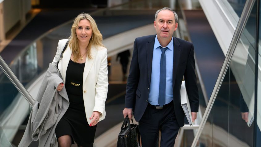 Kultusministerin Anna Stolz (links) und Wirtschaftsminister Hubert Aiwanger (rechts).