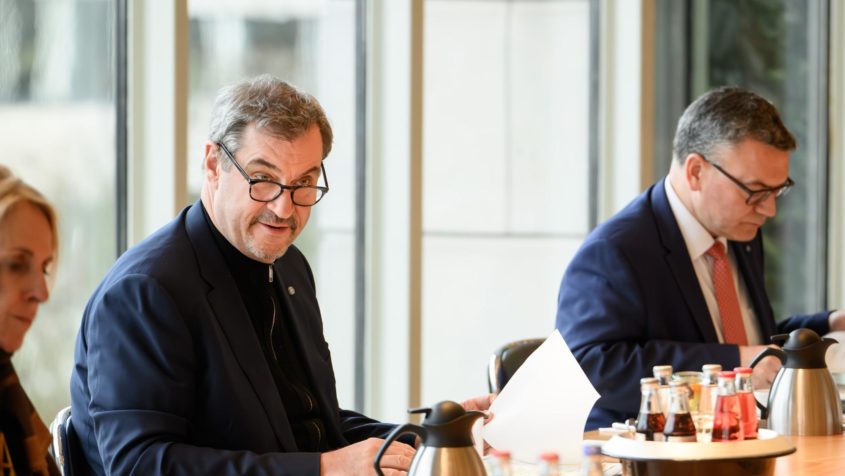 Ministerpr&auml;sident Dr. Markus S&ouml;der leitet die Sitzung des Ministerrates.