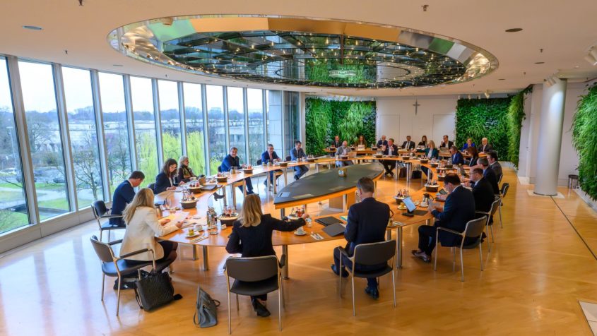 Die Kabinettssitzung findet im Ministerratssaal der Bayerischen Staatskanzlei statt.