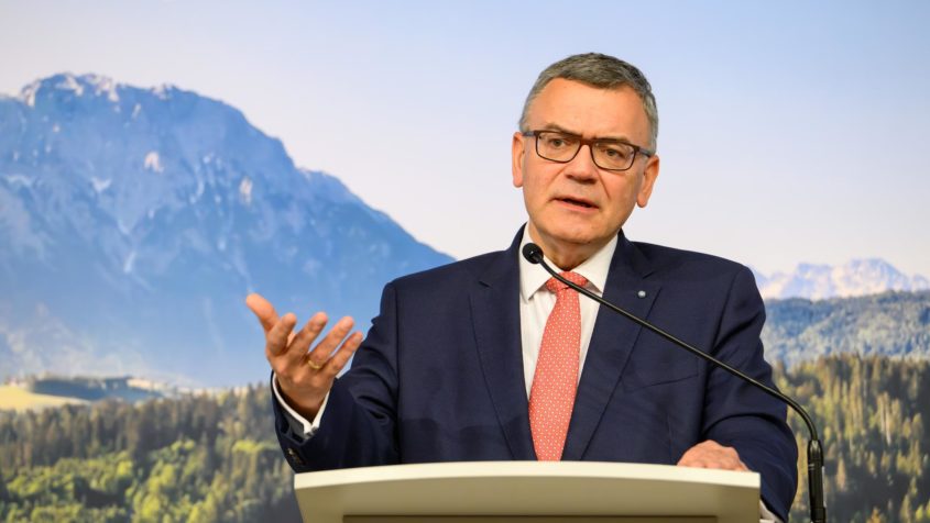 Staatskanzleiminister Dr. Florian Herrmann informiert in einer Pressekonferenz &uuml;ber die wesentlichen Ergebnisse der Kabinettssitzung.