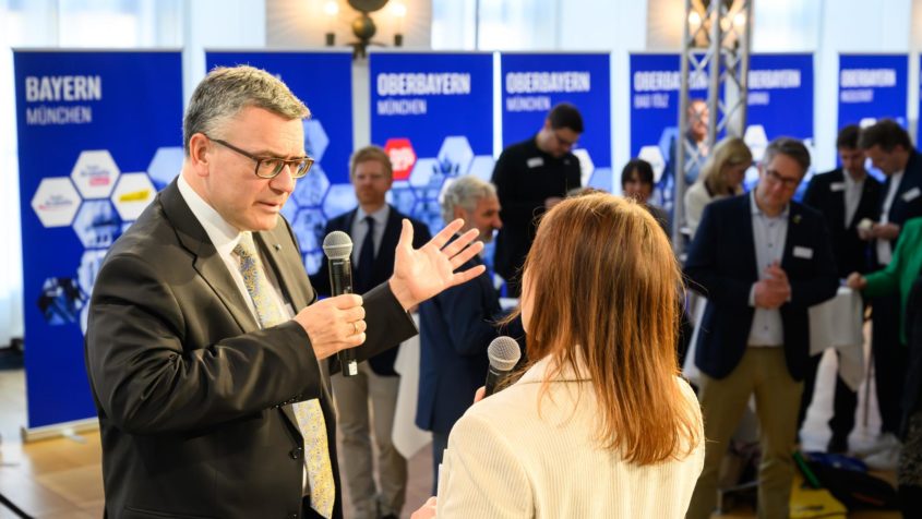 Medienminister Dr. Florian Herrmann: "Die Staatsregierung f&ouml;rdert den Lokalrundfunk j&auml;hrlich mit 1,7 Millionen Euro."