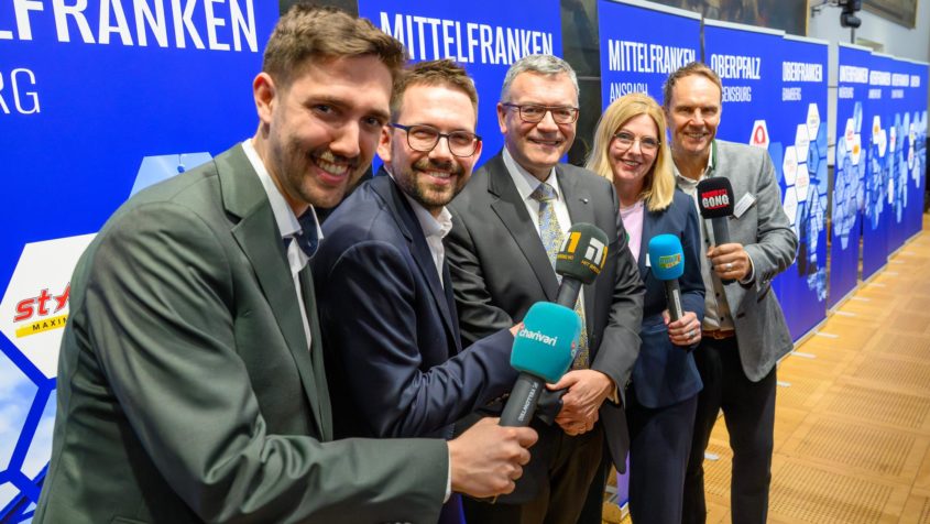 Gruppenbild mit Medienminister Dr. Florian Herrmann (Mitte) und Vertretern von Regionalsendern beim Parlamentarischen Privatradio-Tag im Bayerischen Landtag.