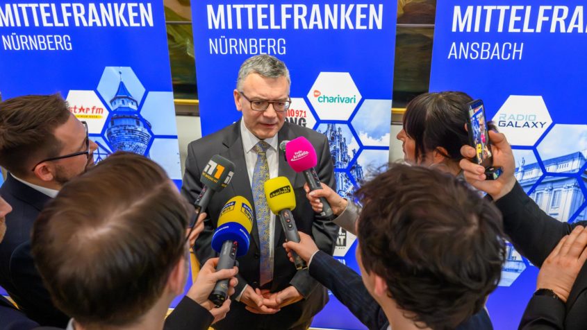 "Gerade heute sind starke, unabh&auml;ngige Radiosender unverzichtbar f&uuml;r Meinungsvielfalt und&nbsp; qualit&auml;tsvolle Berichterstattung." - Medienminister Dr. Florian Herrmann.