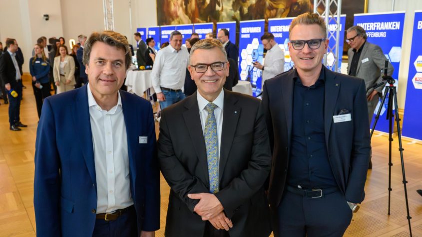 Der Vorstandsvorsitzende der Vereinigung Bayerischer Rundfunkanbieter e.V., Dr. Bernhard Hock, Medienminister Dr. Florian Herrmann und der 1. Vorsitzende des Verbands Bayerischer Lokalrundfunk (VBL) e.V., Falk Zimmermann (v.l.n.r.).