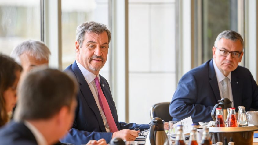 Ministerpr&auml;sident Dr. Markus S&ouml;der und Staatskanzleiminister Dr. Florian Herrmann w&auml;hrend der Kabinettssitzung.