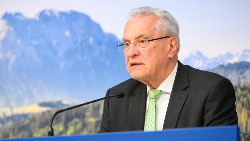 Innenminister Joachim Herrmann w&auml;hrend einer Pressekonferenz.
