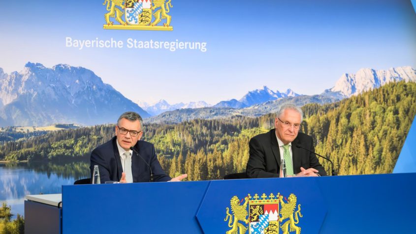 Die Pressekonferenz mit Staatskanzleiminister Dr. Florian Herrmann und Innenminister Joachim Herrmann findet im Foyer des Prinz-Carl-Palais statt.