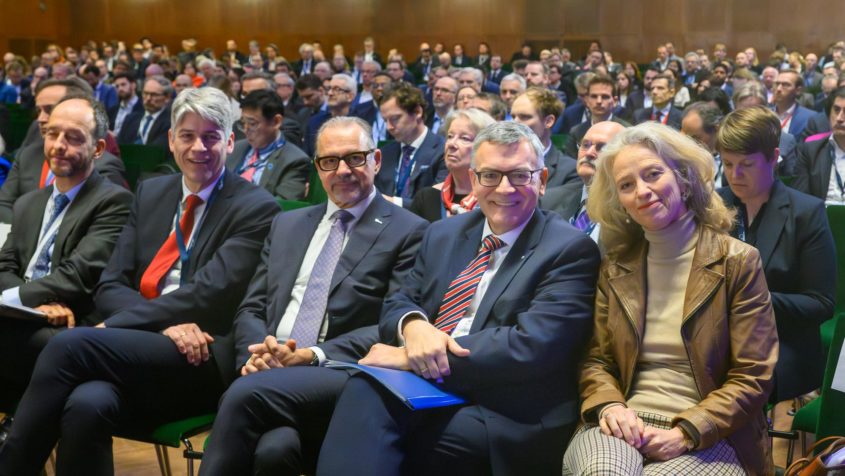 Gruppenbild beim Munich Space Summit unter anderem mit der Pr&auml;sidentin der Universit&auml;t der Bundeswehr M&uuml;nchen, Prof. Dr.-Ing. habil. Eva-Maria Kern, Staatskanzleiminister Dr. Florian Herrmann und ESA-Generaldirektor Josef Aschbacher (v.r.n.l.).
