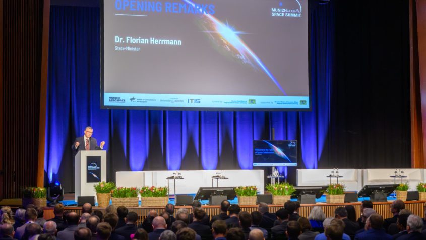 Staatskanzleiminister Dr. Florian Herrmann: "Bayern ist das Space Valley Deutschlands. 550 Unternehmen und 65.000 Besch&auml;ftigte arbeiten im Freistaat f&uuml;r Luft- und Raumfahrt. Wir bauen zudem Europas gr&ouml;&szlig;te Fakult&auml;t f&uuml;r Luft- und Raumfahrt an der TU M&uuml;nchen auf."