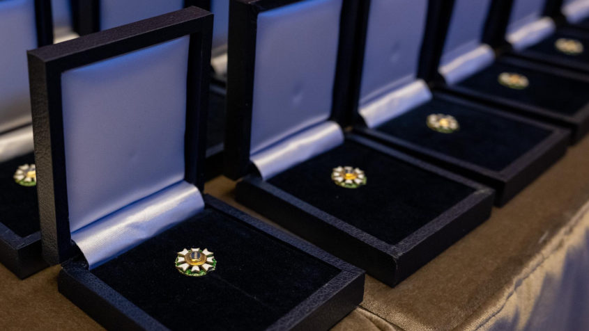 Das Ehrenzeichen des Bayerischen Ministerpr&auml;sidenten ist ein sichtbares &auml;u&szlig;eres Zeichen des &ouml;ffentlichen Dankes f&uuml;r langj&auml;hrige hervorragende Leistungen von B&uuml;rgerinnen und B&uuml;rgern, die sich uneigenn&uuml;tzig in den Dienst der Allgemeinheit stellen.