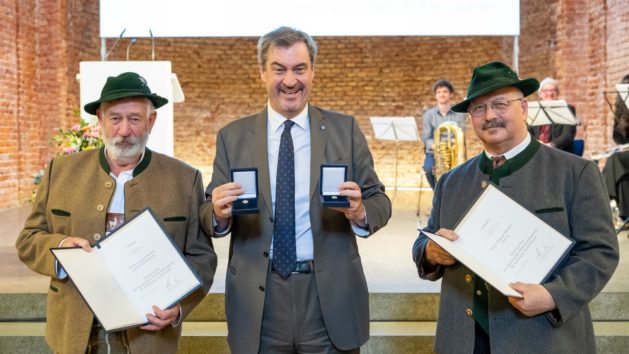 Mit dem Ehrenzeichen des Ministerpr&auml;sidenten f&uuml;r Verdienste im Ehrenamt werden unter anderem ausgezeichnet: Manfred W&ouml;rnle (links) und Roman Messerer (rechts), sowie ...