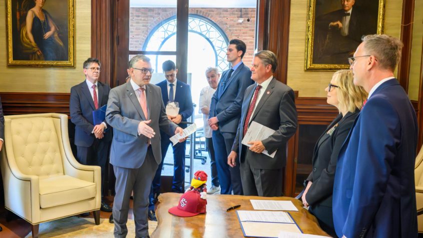 Staatskanzleiminister Dr. Florian Herrmann (2. von links) im ...