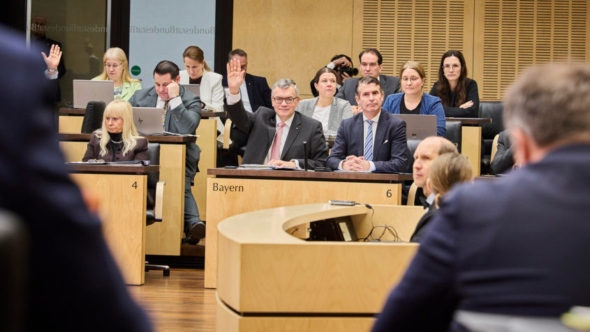 Foto: Staatsminister Dr. Florian Herrmann, MdL (re) und Staatsminister Eric Beißwenger, MdL