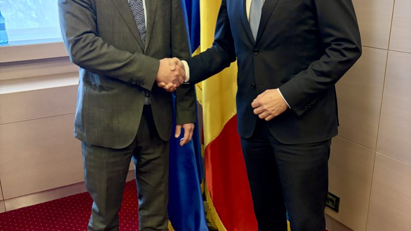 Der rum&auml;nische Unterstaatssekret&auml;r Thomas Șindilariu (links) und Europaminister Eric Bei&szlig;wenger (rechts).