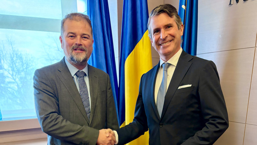 Der rumänische Unterstaatssekretär Thomas Șindilariu (links) ...