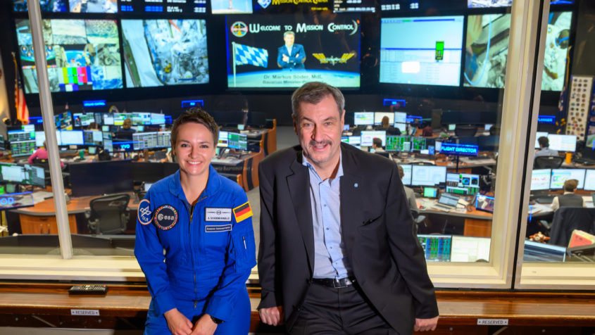 Die ESA-Reserveastronautin Dr. Amelie Schönenwald (links) und ...