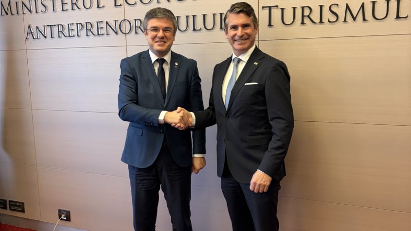 Der rumänische Wirtschaftsminister Irineu Darău und Europaminister ...