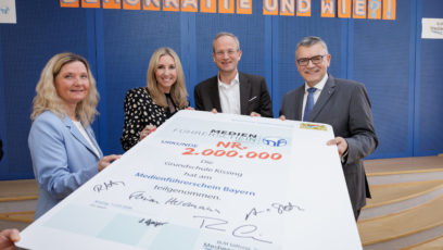 Übergabe der zweimillionsten Urkunde des Medienführerscheins Bayern: Die Rektorin der Grundschule Kissing, Annika Lauter, Kultusministerin Anna Stolz, BLM-Präsident Dr. Thorsten Schmiege und Medienminister Dr. Florian Herrmann (v.l.n.r.). © BLM/ Heigl