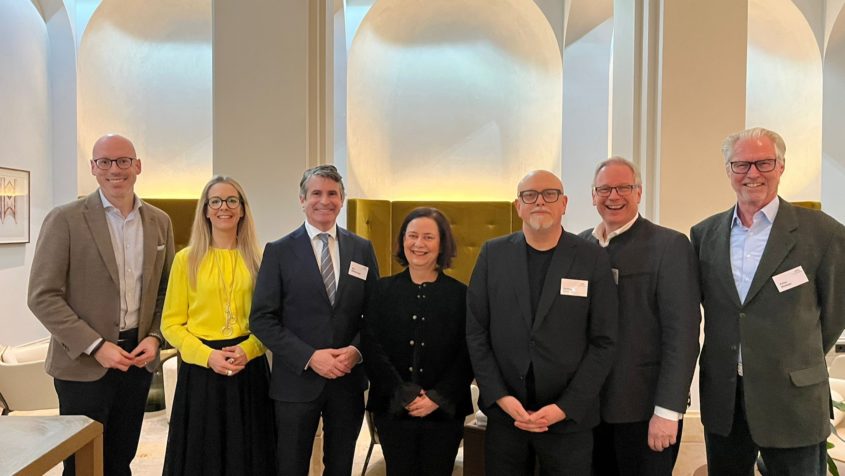 Gruppenbild mit Europaminister Eric Bei&szlig;wenger, den Regionalgruppenleitern der Atlantik-Br&uuml;cke e.V. und den Teilnehmern der Paneldiskussion. &copy; Atlantik-Br&uuml;cke e.V.