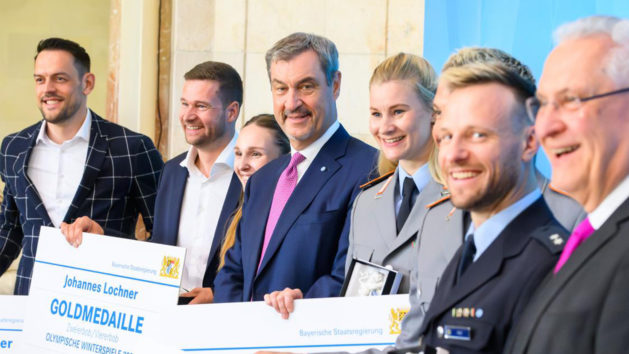 Gruppenbild mit Ministerpräsident Dr. Markus Söder, Sportminister Joachim Herrmann und bayerischen Goldmedaillengewinnern.