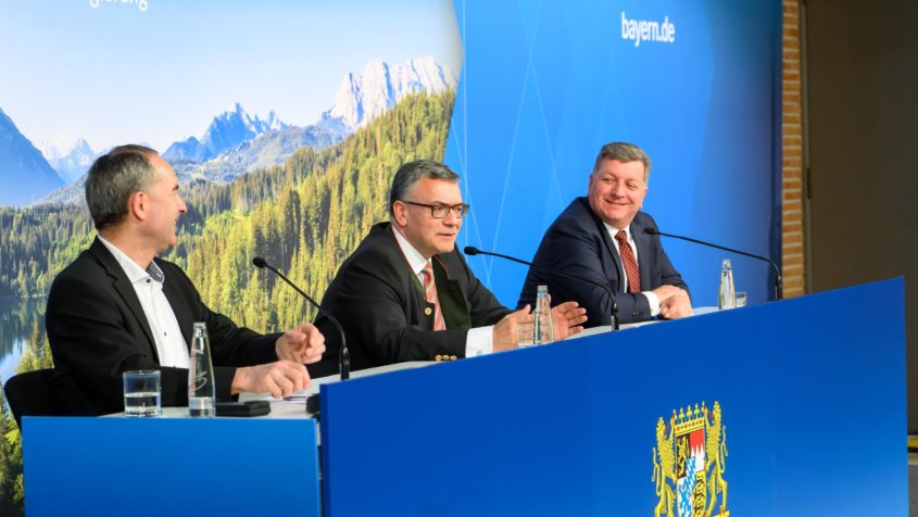 Die Pressekonferenz mit Wirtschaftsminister Hubert Aiwanger, ...