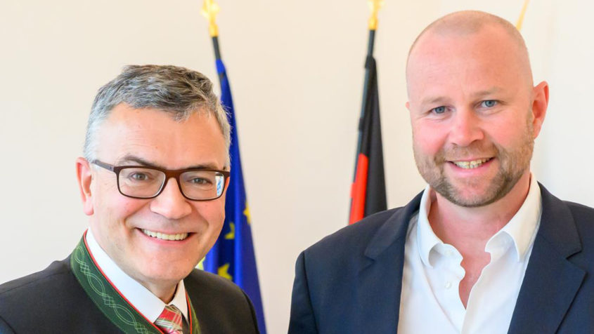 Staatsminister Dr. Florian Herrmann (links) und Rennrodel-Bundestrainer Patric Leitner (rechts) in der Staatskanzlei.