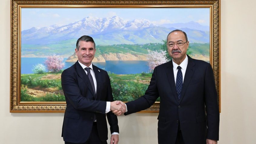 In der Hauptstadt von Usbekistan, Taschkent, trifft Staatsminister Eric Bei&szlig;wenger den Premierminister der Republik Usbekistan, Abdulla Nigmatowitsch Aripov, zum Gespr&auml;ch.