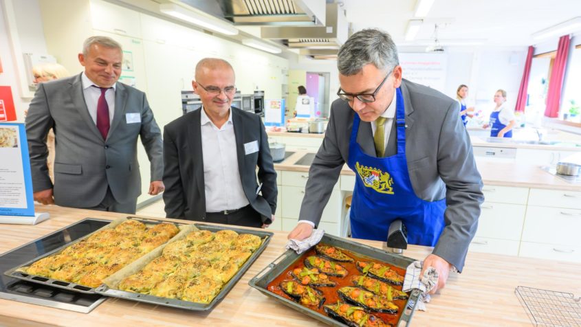 Staatsminister Dr. Florian Herrmann (rechts) unter anderem mit ...