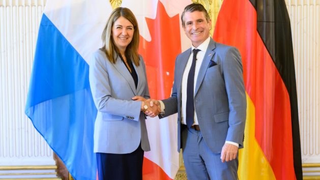 Bayerns Staatsminister für Europaangelegenheiten und Internationales, Eric Beißwenger (rechts), begrüßt die Premierministerin von Alberta, Danielle Smith (links), im Prinz-Carl-Palais.