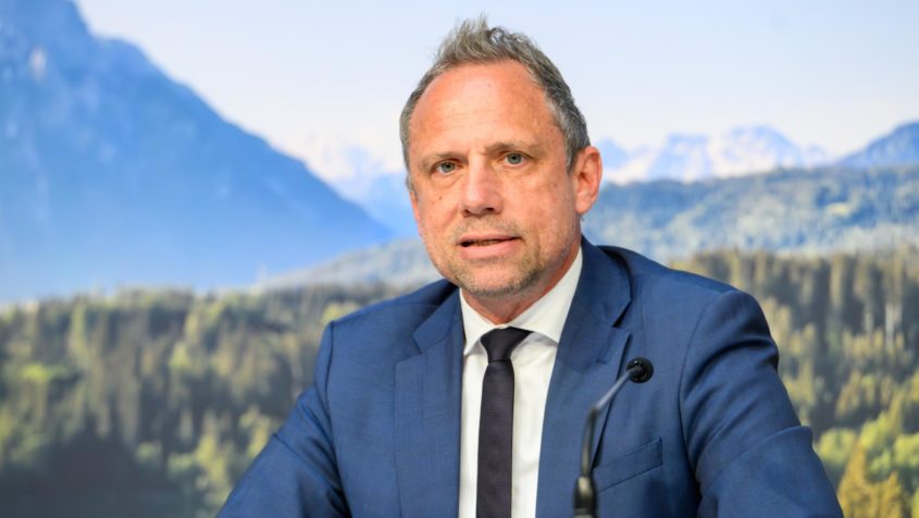 Umweltminister Thorsten Glauber in einer Pressekonferenz.