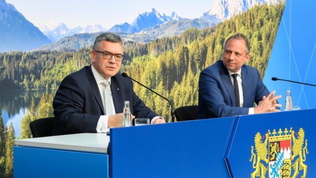Die Pressekonferenz mit Staatskanzleiminister Dr. Florian Herrmann und Umweltminister Thorsten Glauber findet im Foyer des Prinz-Carl-Palais statt.